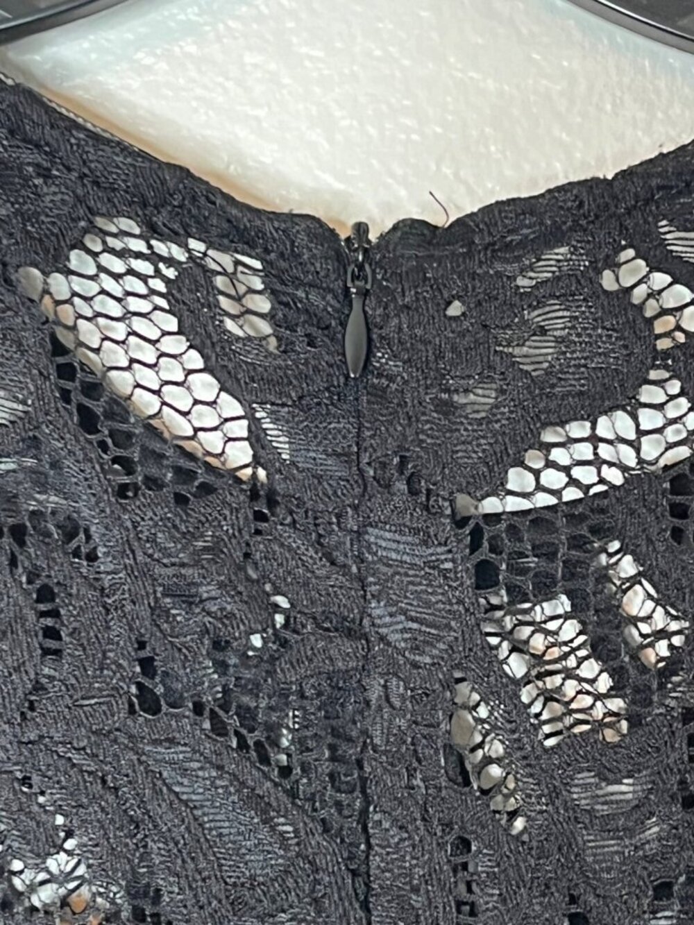 Black Sleeveless Floral Lace Bodycon Dress Scalloped Hem & Back Zipper Closure - Picture 6 of 7